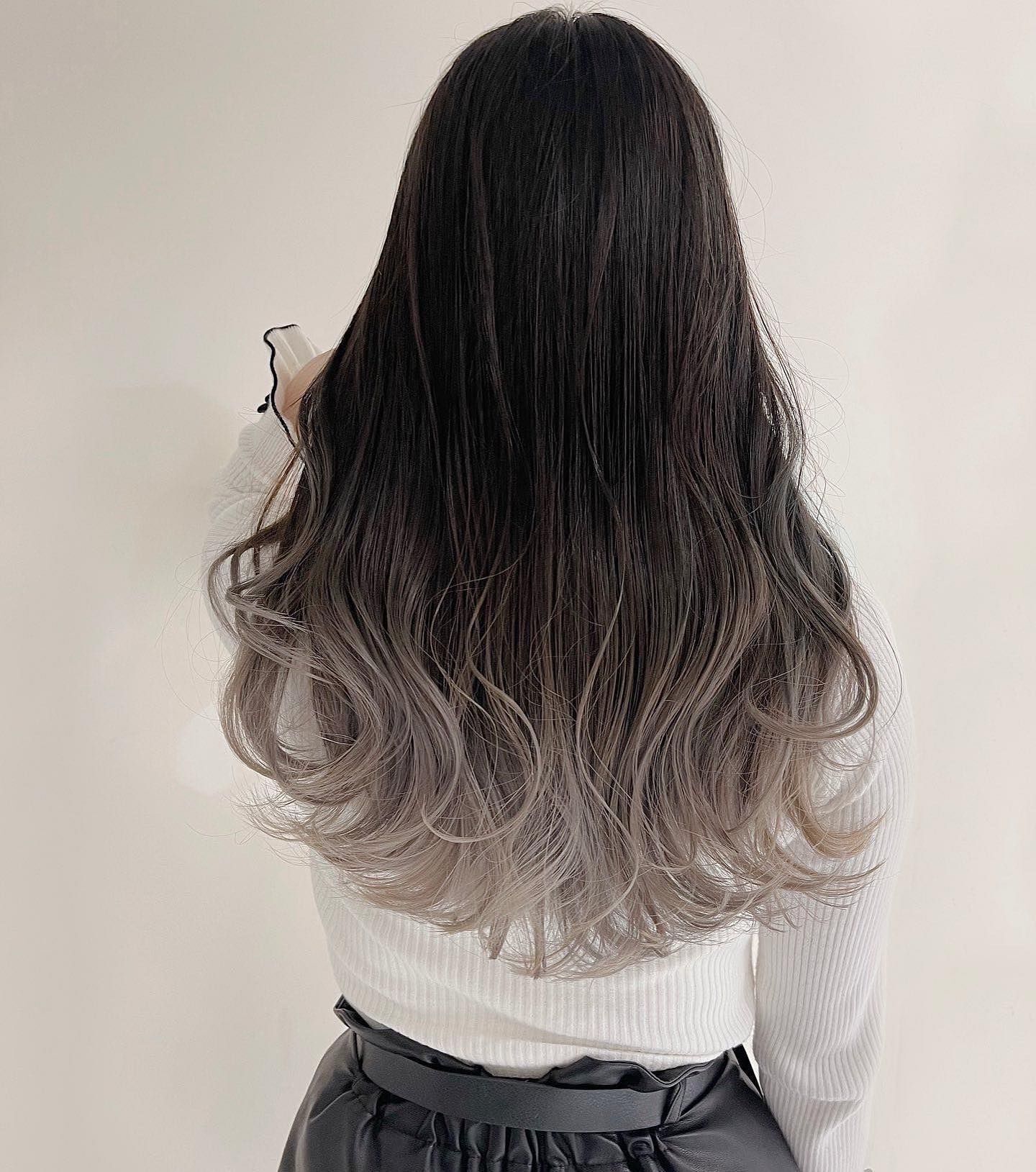 Teknik pewarnaan rambut balayage dengan sentuhan ombre warna ash grey.