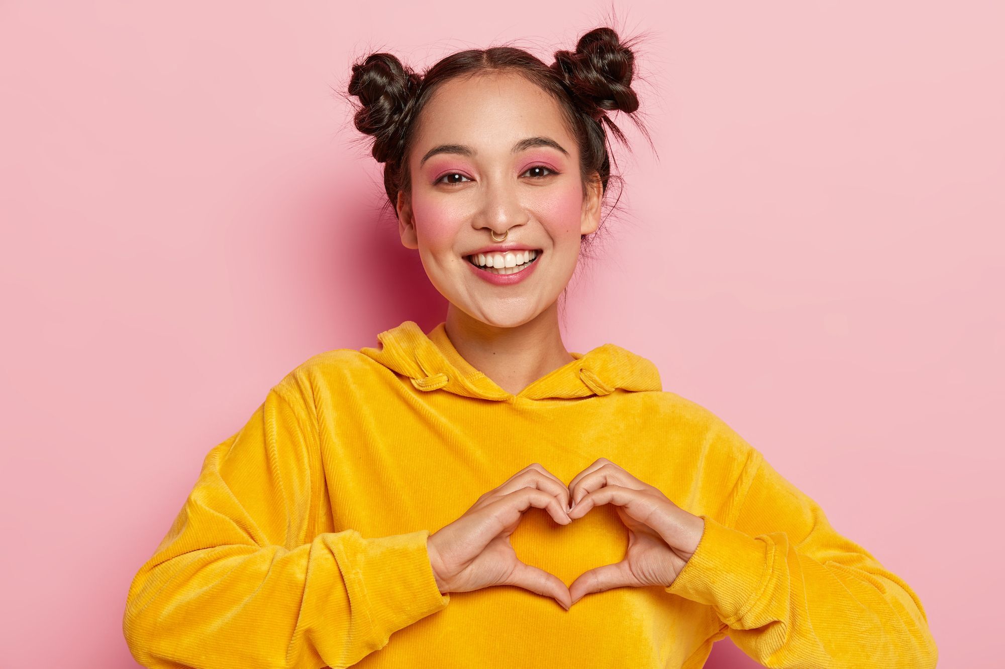 Wanita kaukasia dengan baju warna kuning lemon