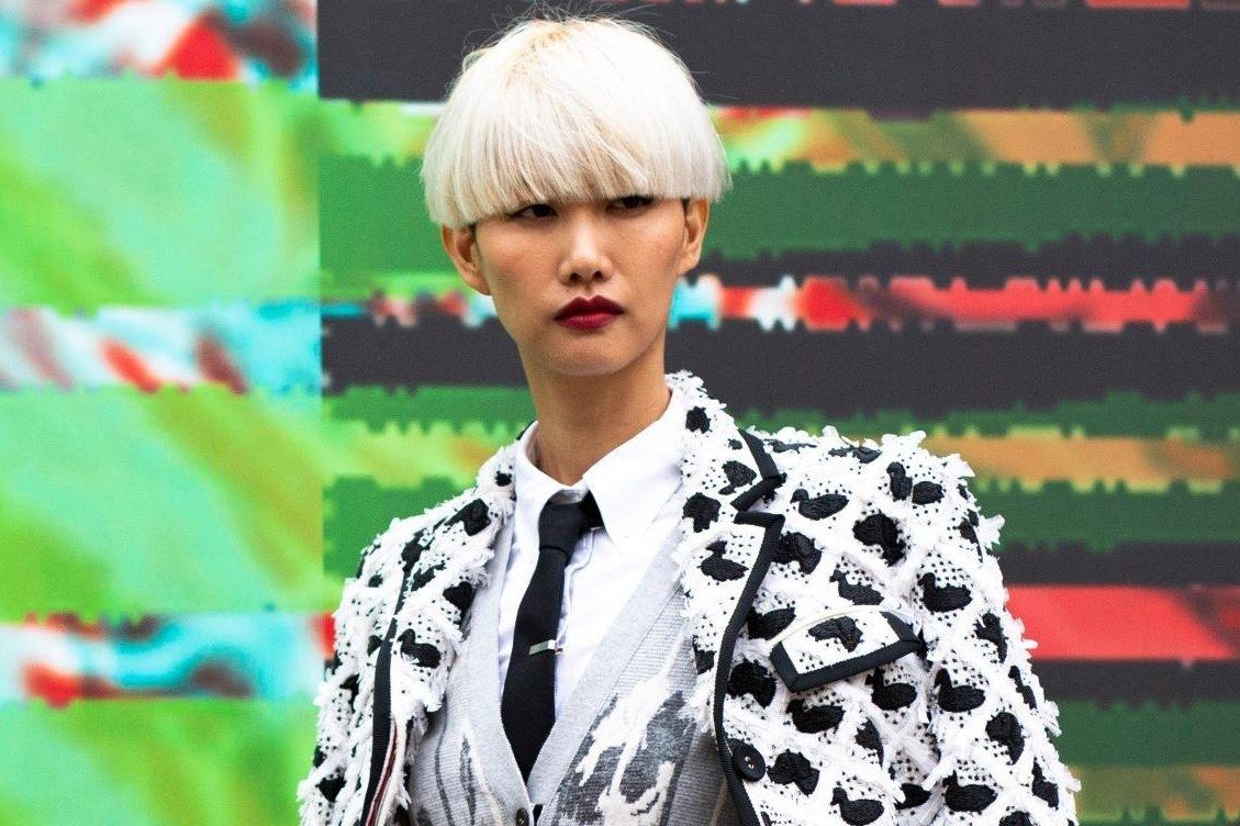 Wanita Asia dengan rambut pendek model bowl cut