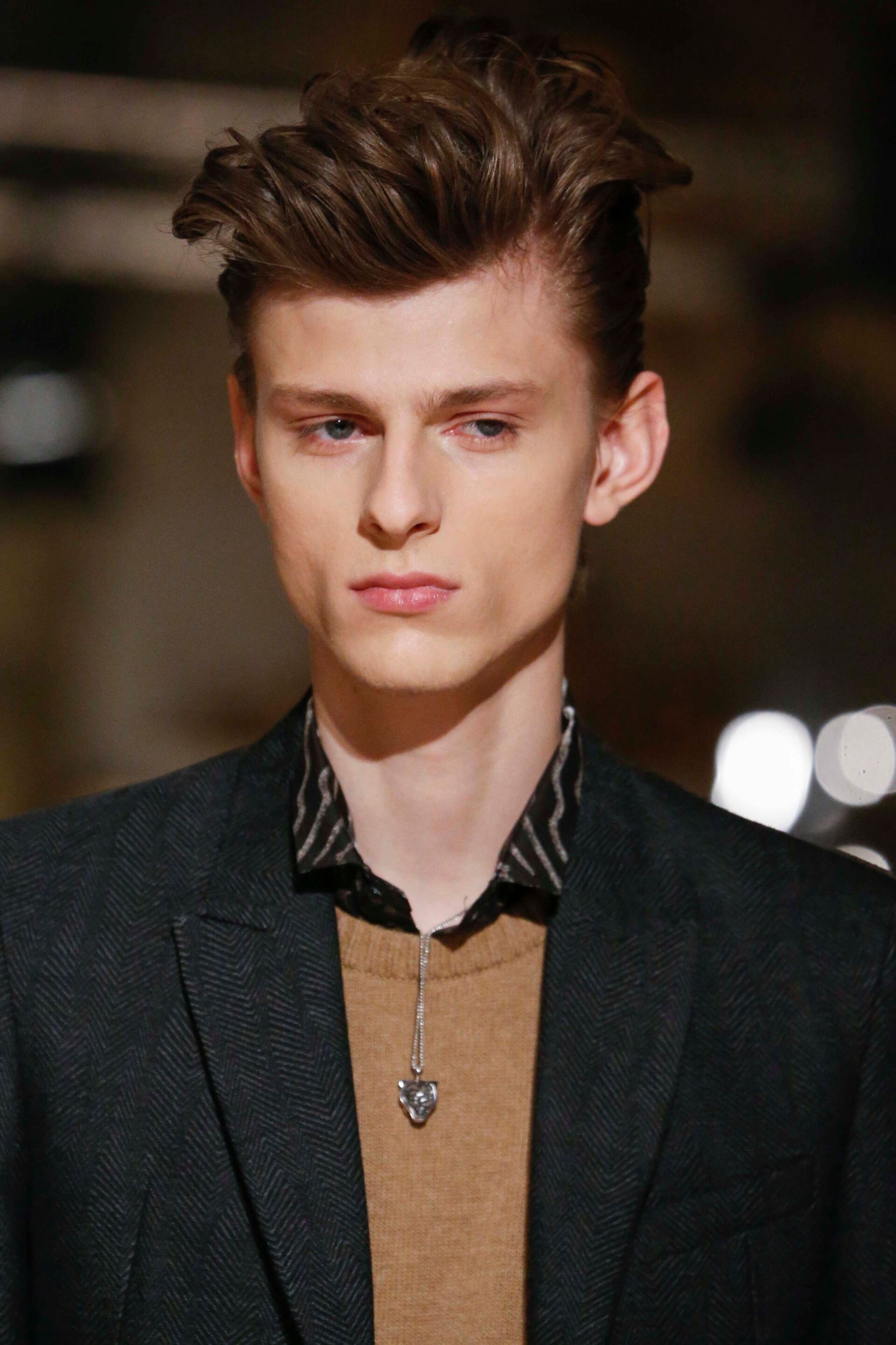 Tambahkan sedikit karakter pada rambutmu dengan menatanya sedikit acak. (Foto: indigitalimages.com)