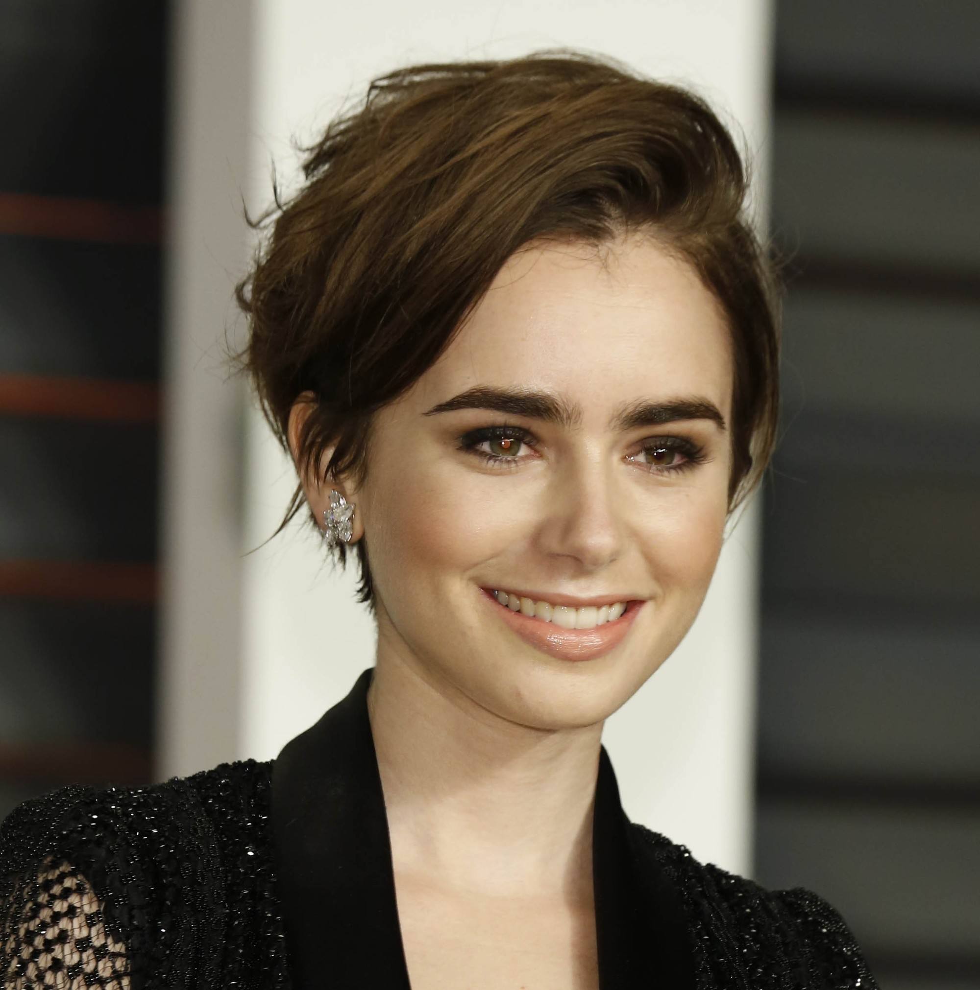 Trend rambut pixie a la Lily Collins