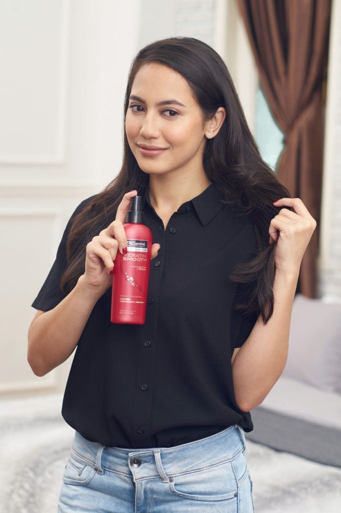 Pevita Pearce menata gaya rambut high top bun dengan menggunakan heat protection spray
