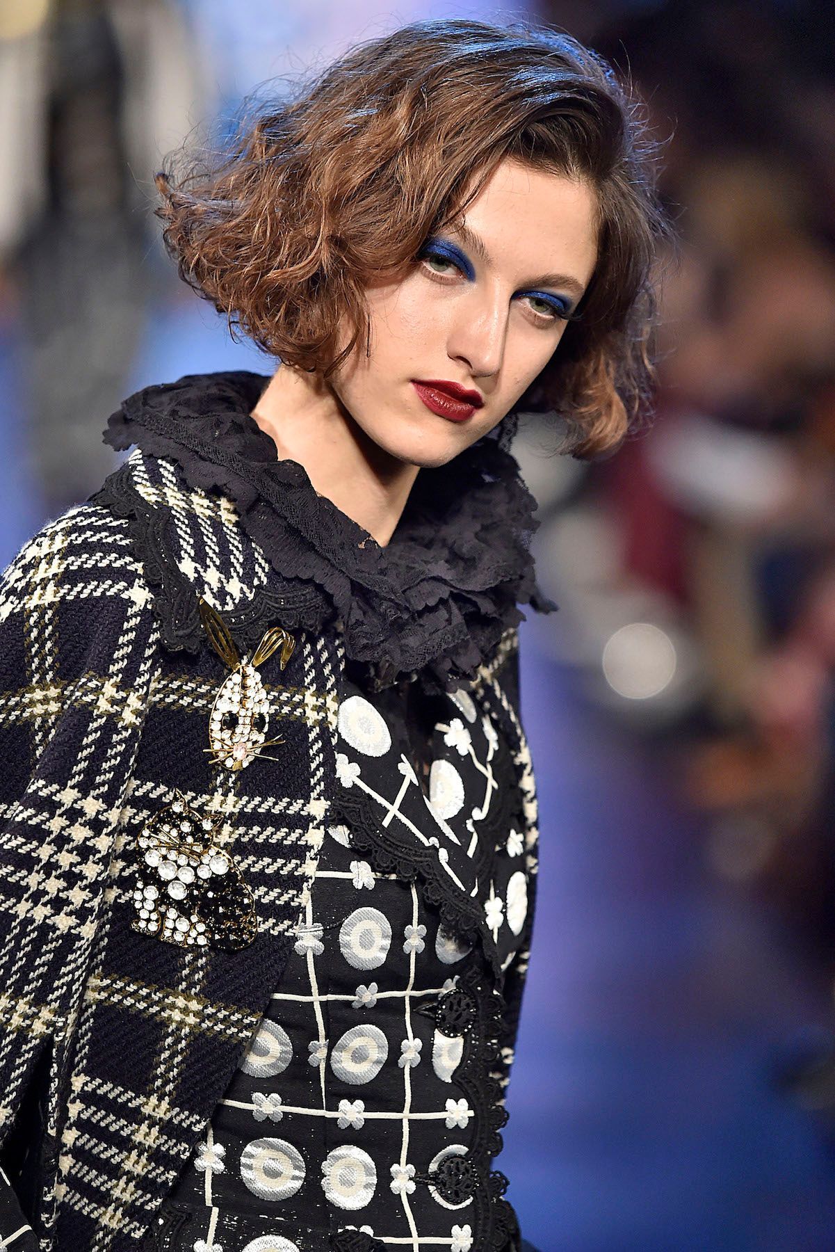 Untuk seimbangkan lebar wajah, berikan gaya keriting. (Foto: Indigitalimages.com)