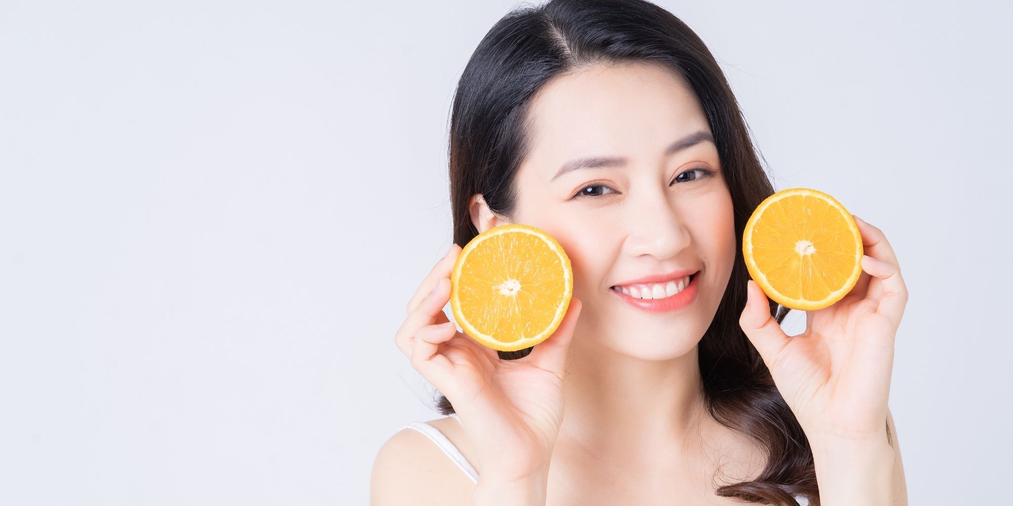 wanita asia sedang memegang lemon untuk digunakan sebagai perawatan rambut ketombe