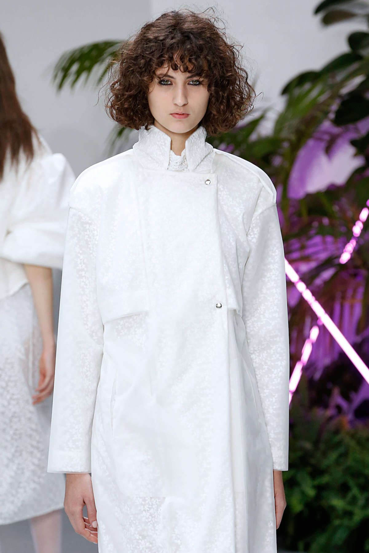 Model rambut keriting pendek wanita pakai poni? Tak masalah. (Foto: Indigitals)