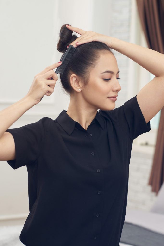 Pevita Pearce menata gaya rambut high top bun dengan menjepit ujung cepol.