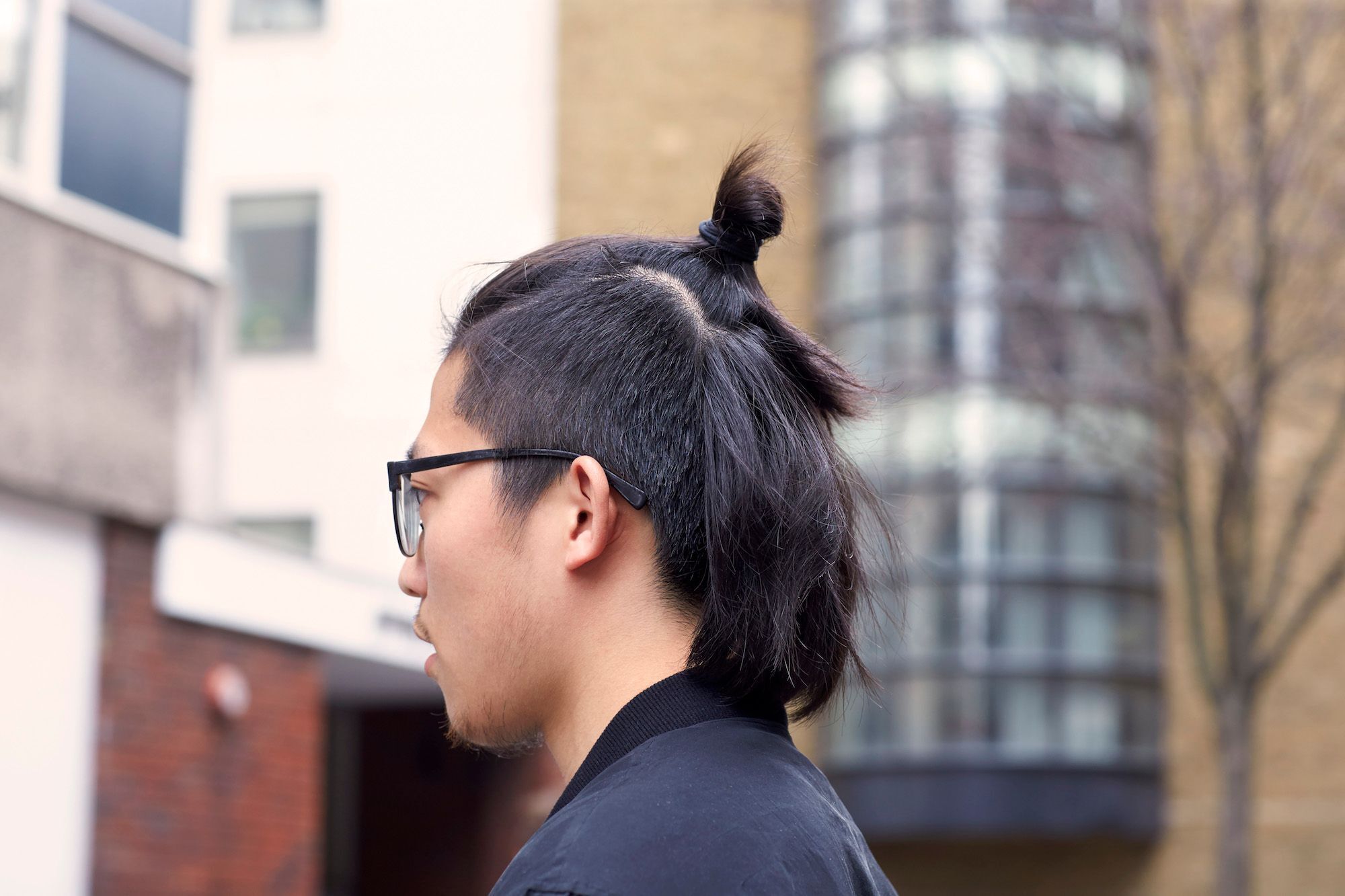 Rambut gaya faux hawk bisa dihasilkan dengan man bun. (Foto: Dvora)