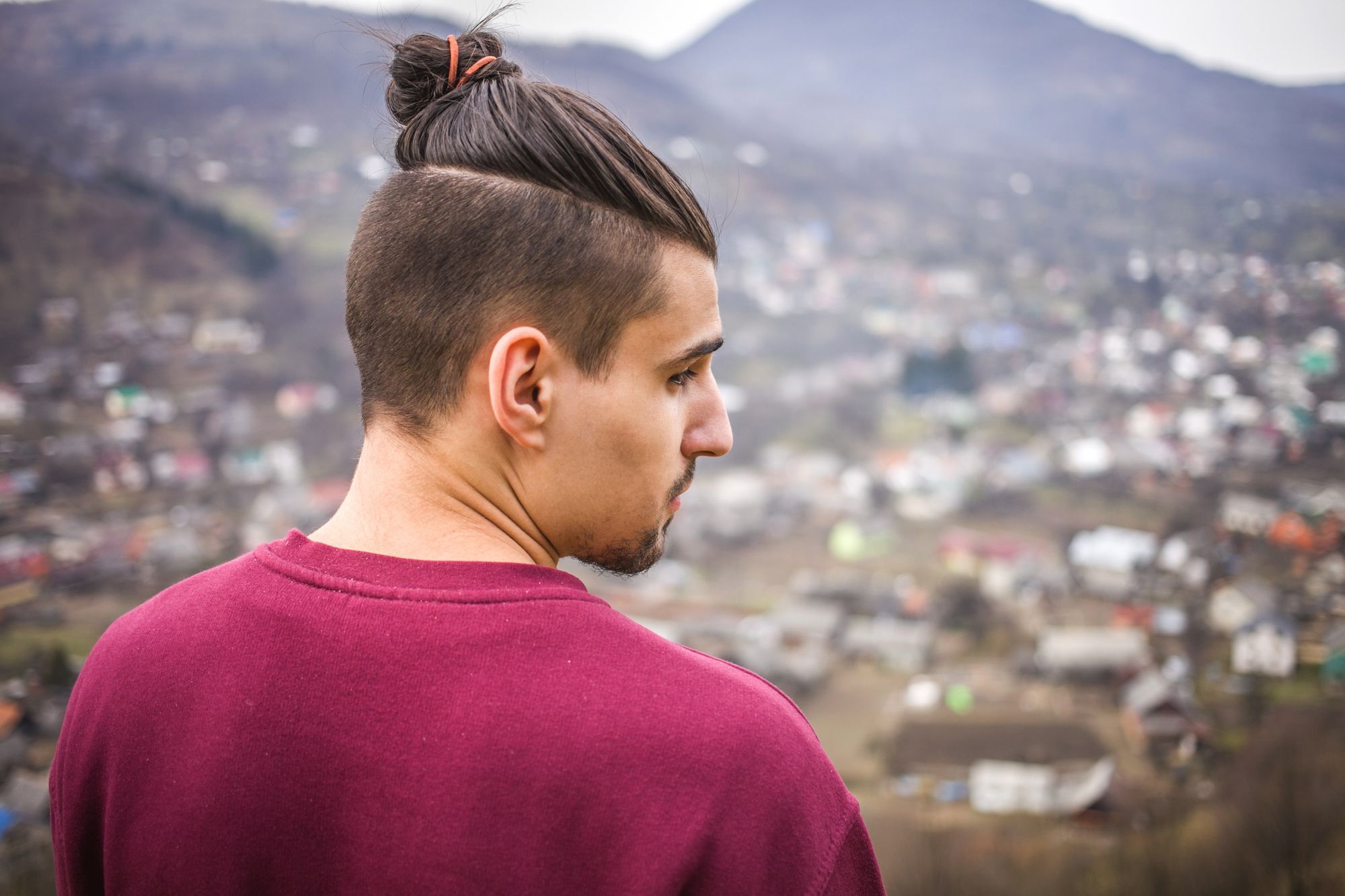 Beri gaya undercut untuk sempurnakan gaya rambut man bun. (Foto: iStock by Getty Images)