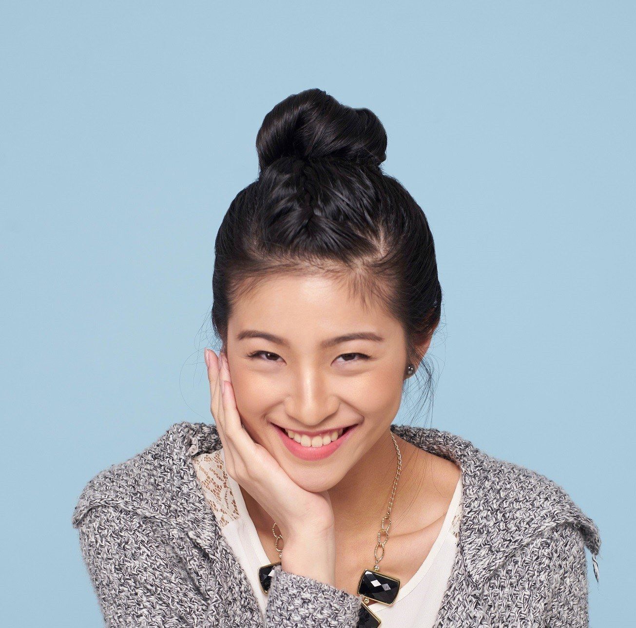 wanita asia dengan rambut dicepol