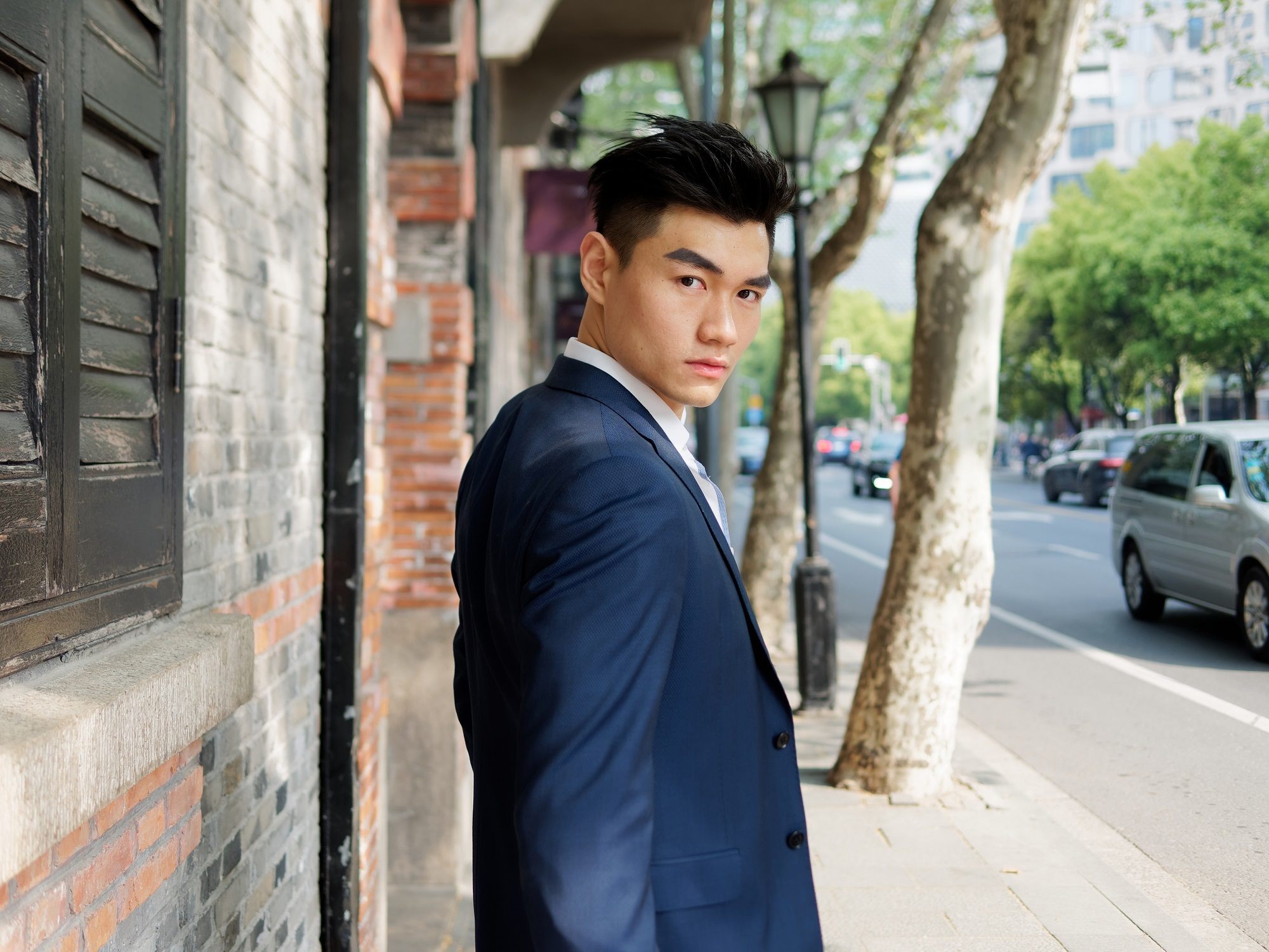 Gaya rambut two blocks cut bisa ditata klimis dengan gaya slicked back yang kece. (Foto: Shutterstock)