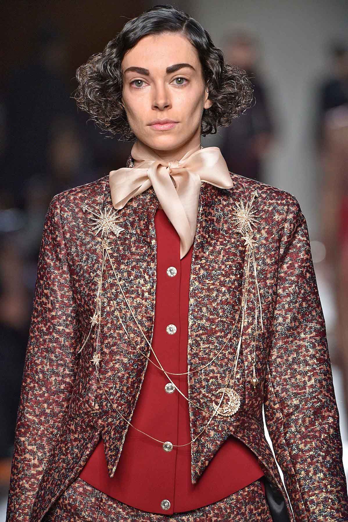 Untuk acara formal seperti pesta pernikahan, half wet bisa jadi pilihan model rambut pendek keriting wanita yang menarik, lho. (Foto: Indigitals)