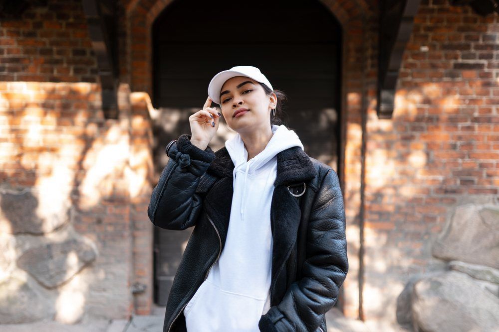 wanita asia sedang mengenakan topi