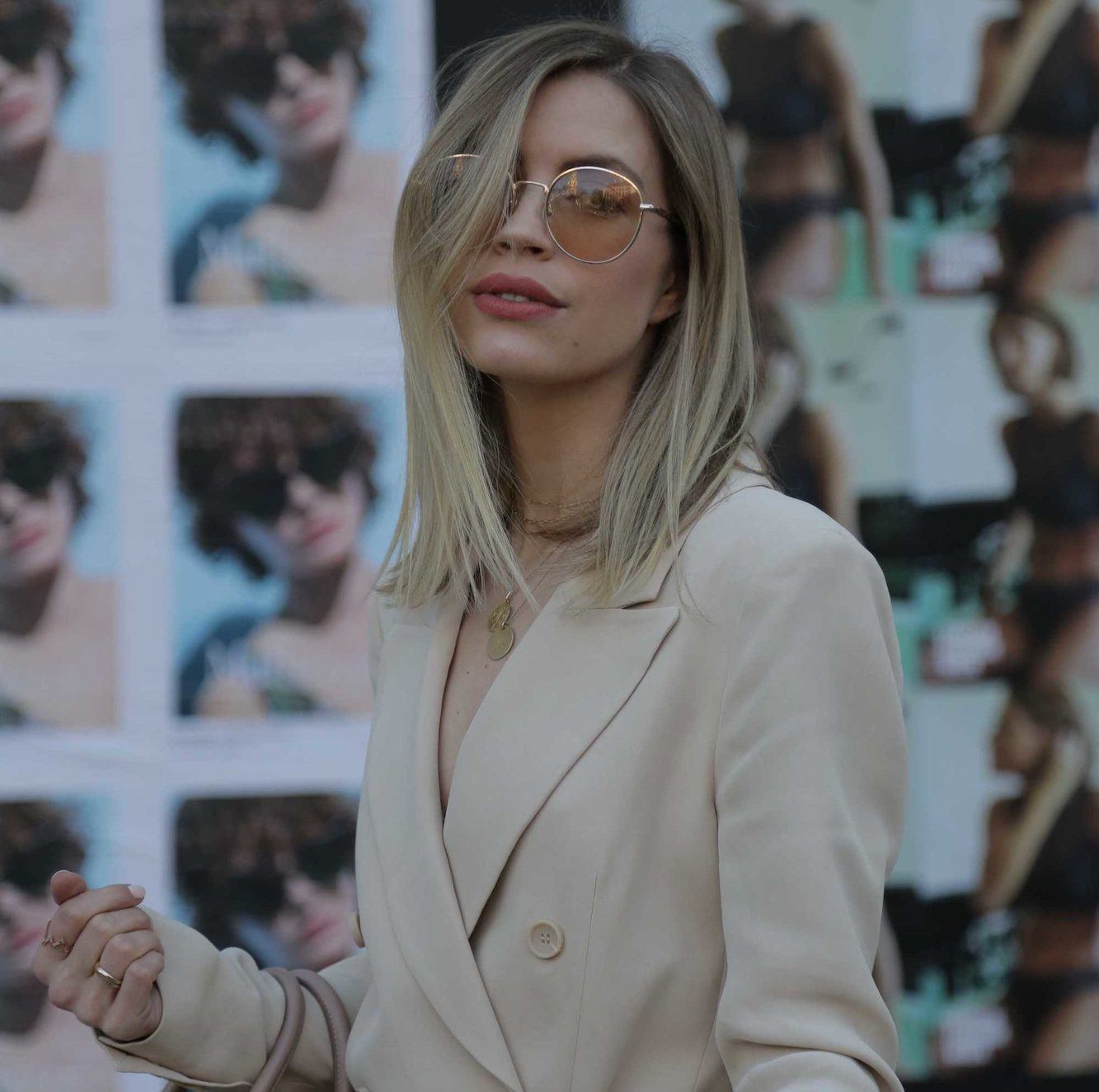 Warna rambut pirang platinum tak bikin mati gaya. (Foto: indigitalimages.com)