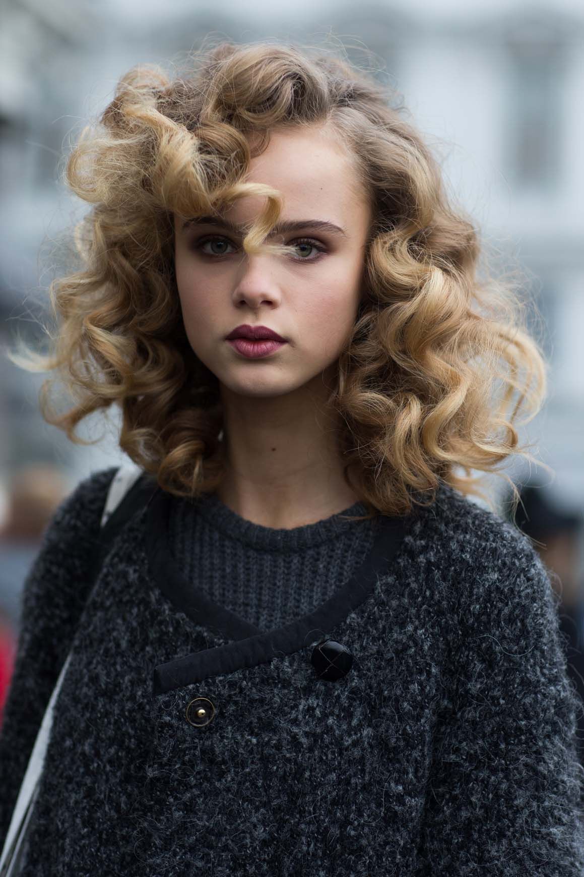 Model rambut pendek keriting wanita yang vintage populer sejak beberapa dekade lalu. (Photo: IMAXtree)