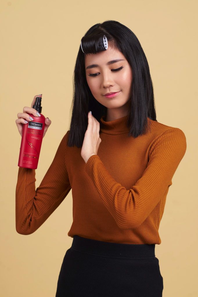 step-2-cara-mengeriting-rambut-berponi-menyemprotkan-heat-protection