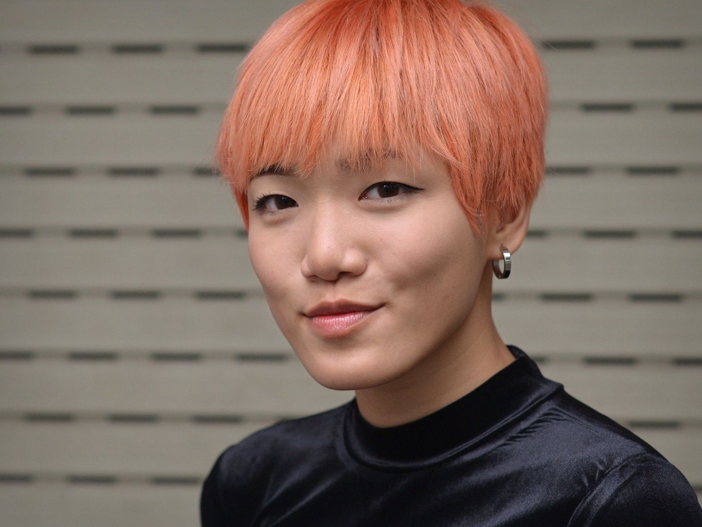 Punya undertone hangat? Coba warna salmon pink. (Foto: Shutterstock)