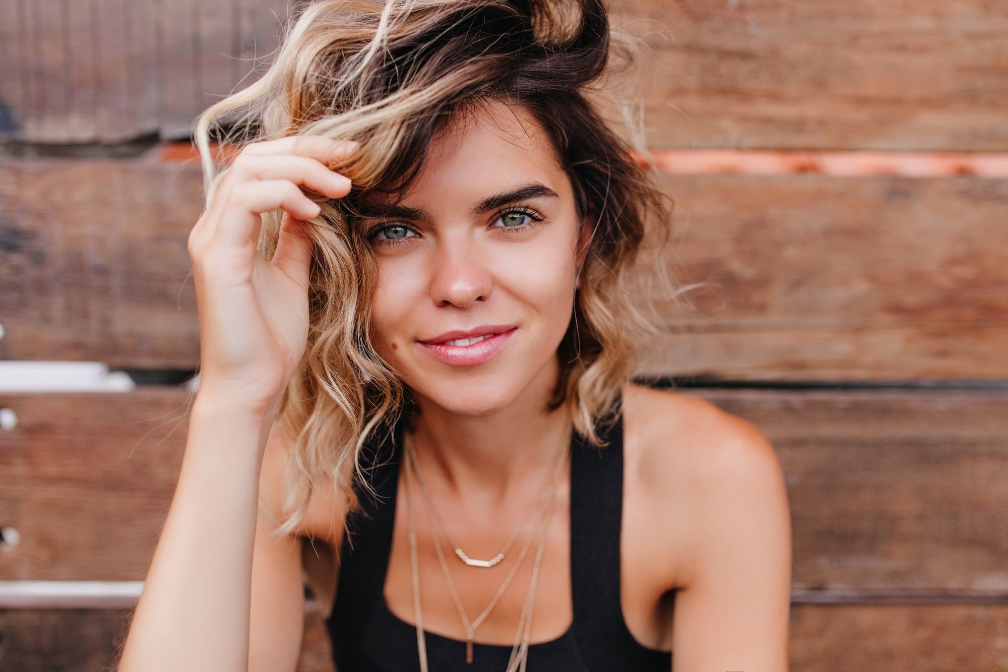 Rambut bob pendek yang diwarnai dengan teknik ombre pada model rambut keriting gantung pendek. (Foto: Shutterstock)