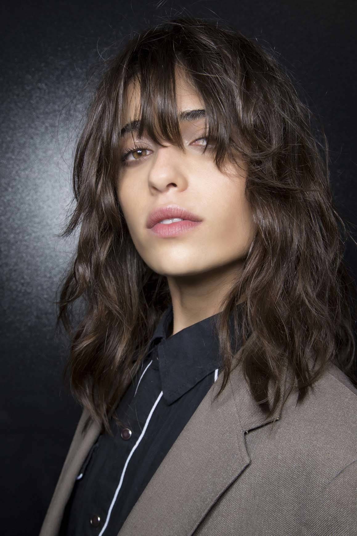 Pelajari trik untuk membuat wajah panjangmu terlihat cocok dengan berbagai gaya rambut. (Foto: Indigitalimages.com)