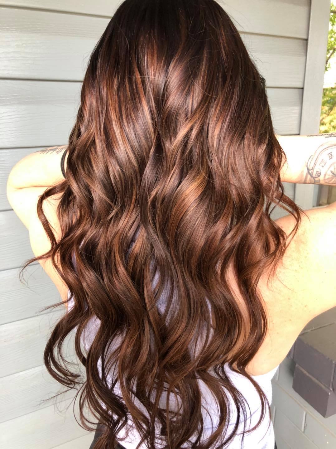 Perpaduan warna brunette dan balayage auburn bisa bikin wajah makin glowing. (Foto: Hair Blitz)