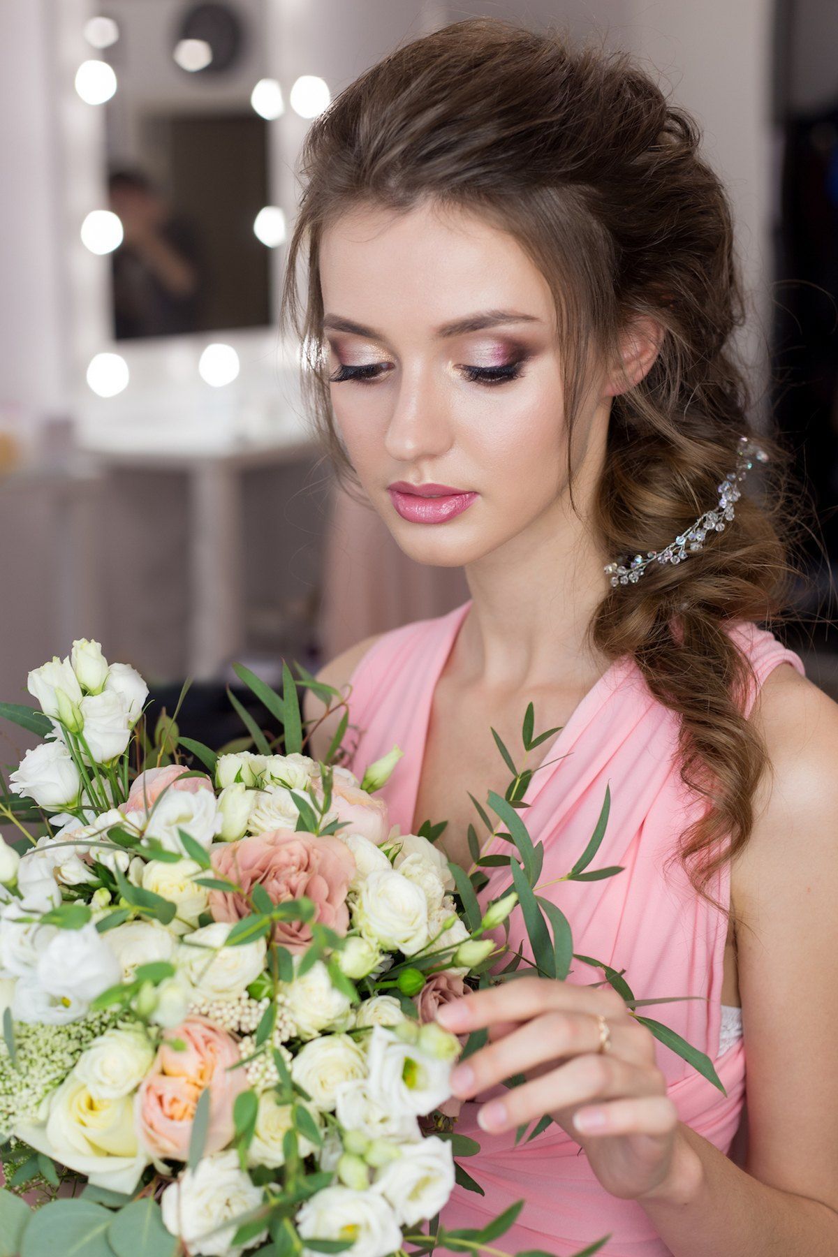 Model rambut mini bouffant dengan padanan ponytail. (Foto: Shutterstock)