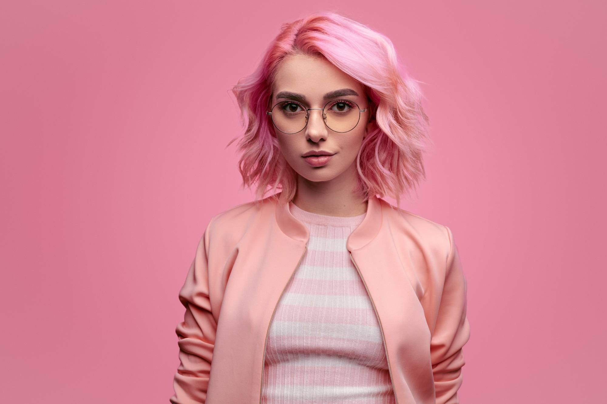 Rambut bob pink bisa didapat dengan teknik bleaching terlebih dahulu. (Foto: shutterstock)