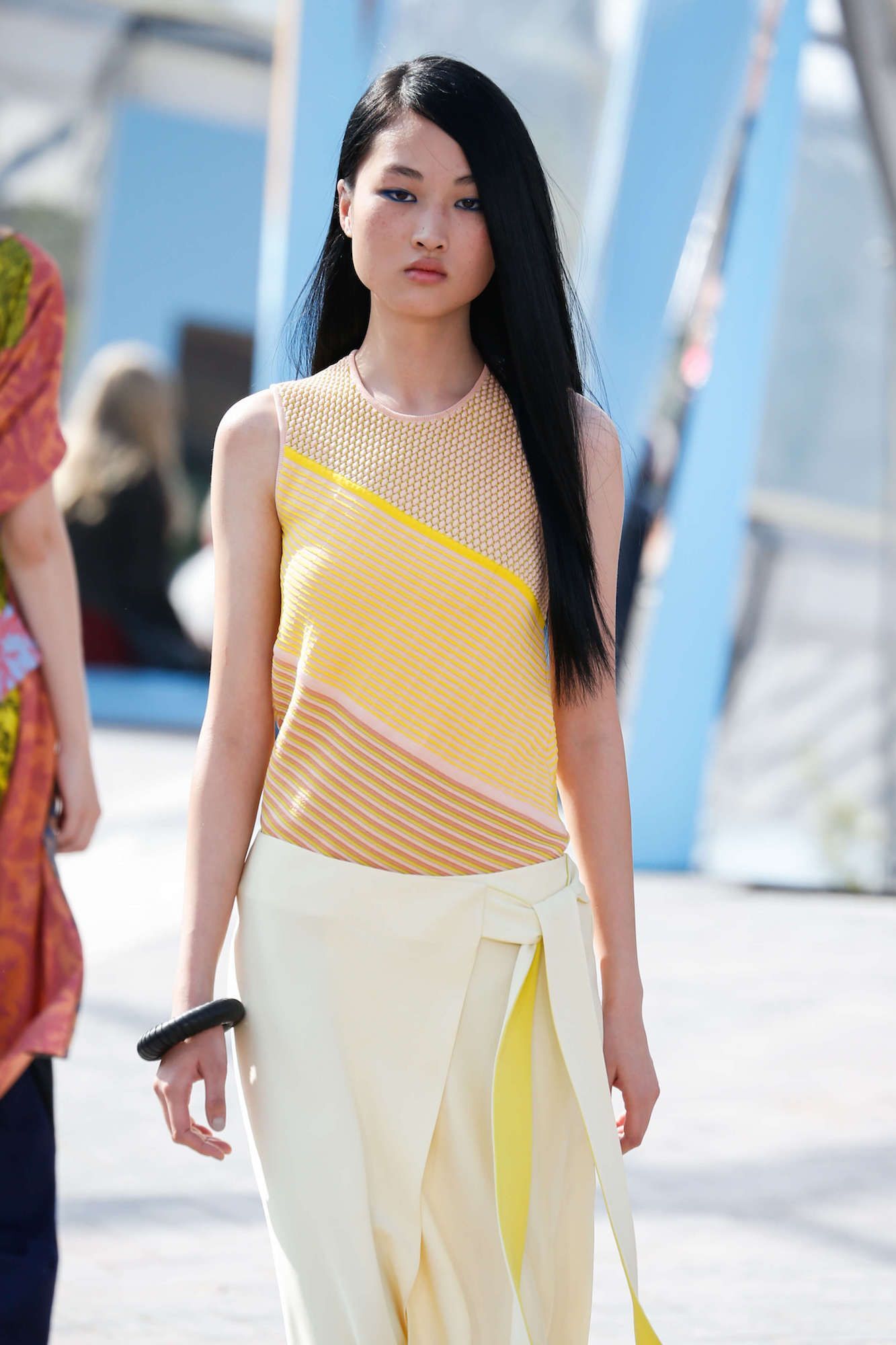 Rambut panjang hitam tanpa layer bisa kamu coba! (Foto: Indigitalimages.com)