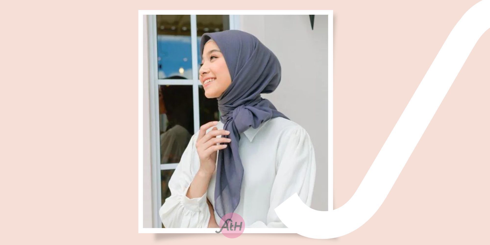 Wanita Asia berhijab warna abu-abu tua sedang tersenyum