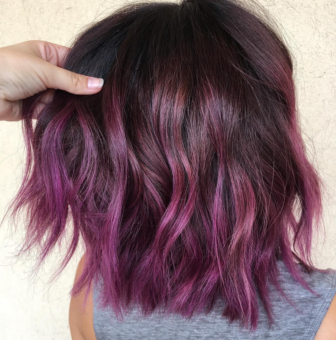 Warna rambut ungu kemerahan ini terlihat cantik di kulit gelap. (Foto: Instagram/kristen.lumiere)