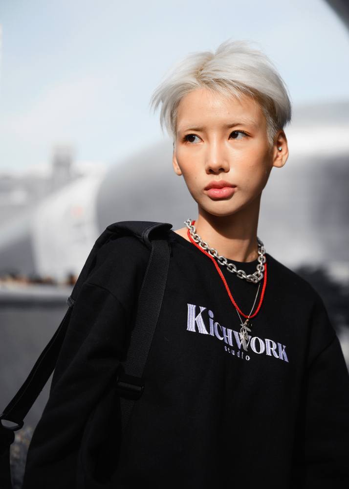 Gaya rambut platinum pixie bisa terlihat sangat maskulin. (Foto: Shutterstock)