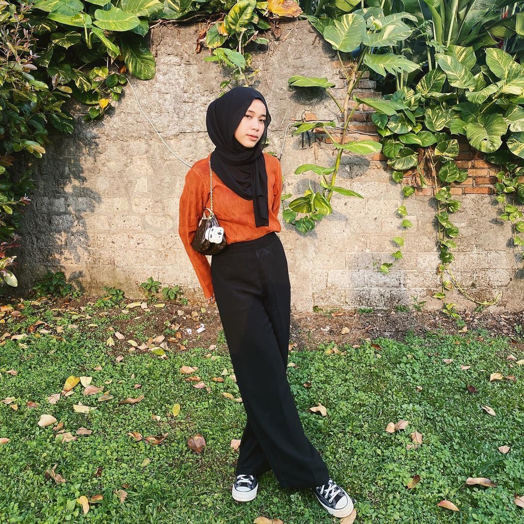 Hijab warna hitam aman digunakan di semua acara. (Foto: Instagram @indyratnap)