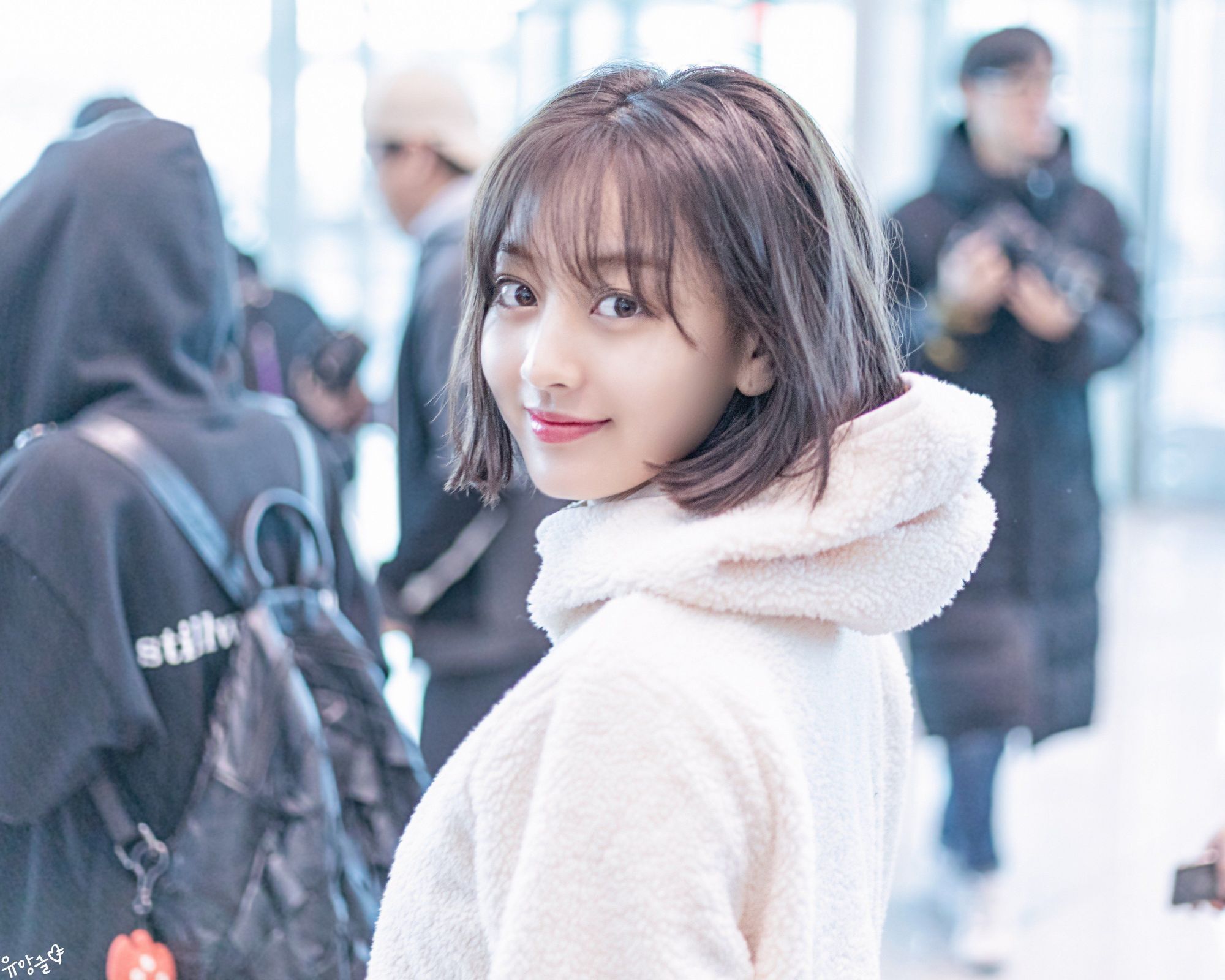 Gaya rambut layer dengan wispy bangs a la Korea ini bisa membuat kamu terlihat lebih manis. (Foto: Twitter/Ruby_ONCE)