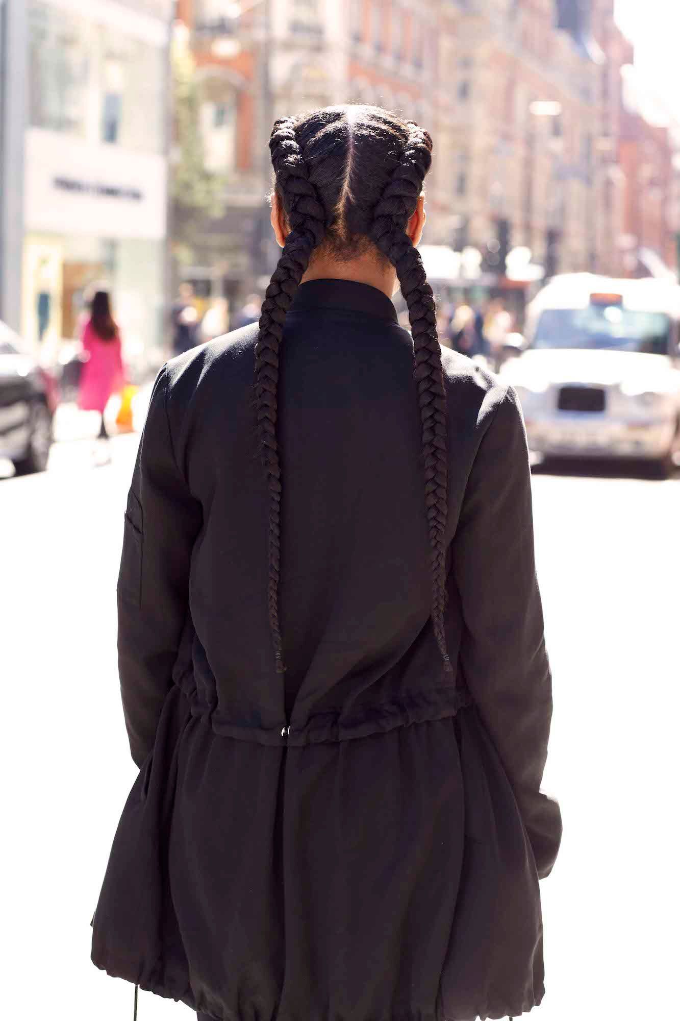 Gaya boxer braid paling pas pada rambut panjang dan hitam. (Foto: Indigitalimages.com)