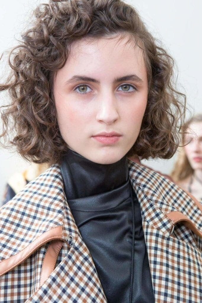 Gaya rambut khas perempuan Prancis. (Foto: Indigitalimages.com)