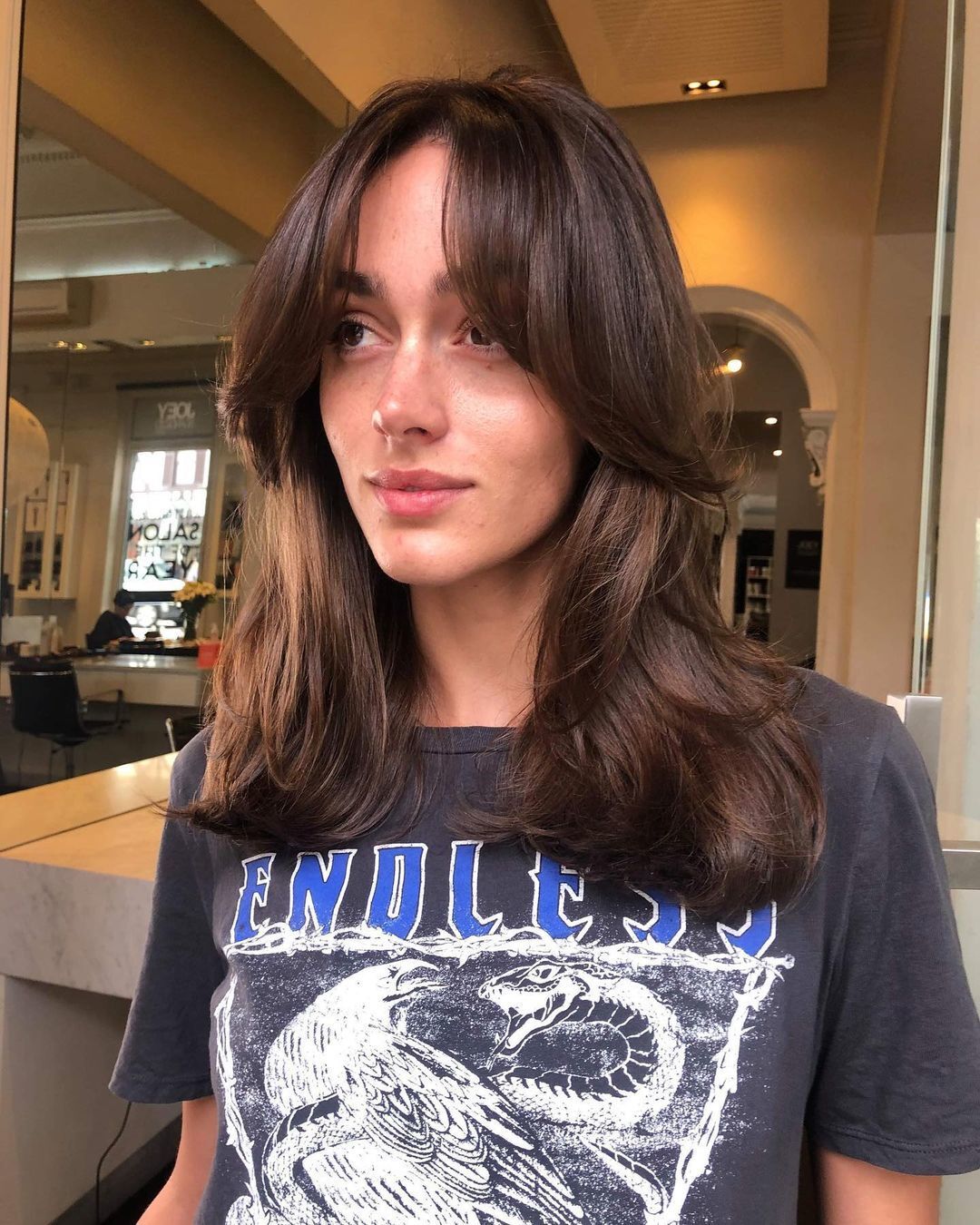 Potongan rambut terbaru berupa poni tirai yang manis. (Foto: ATH UK)