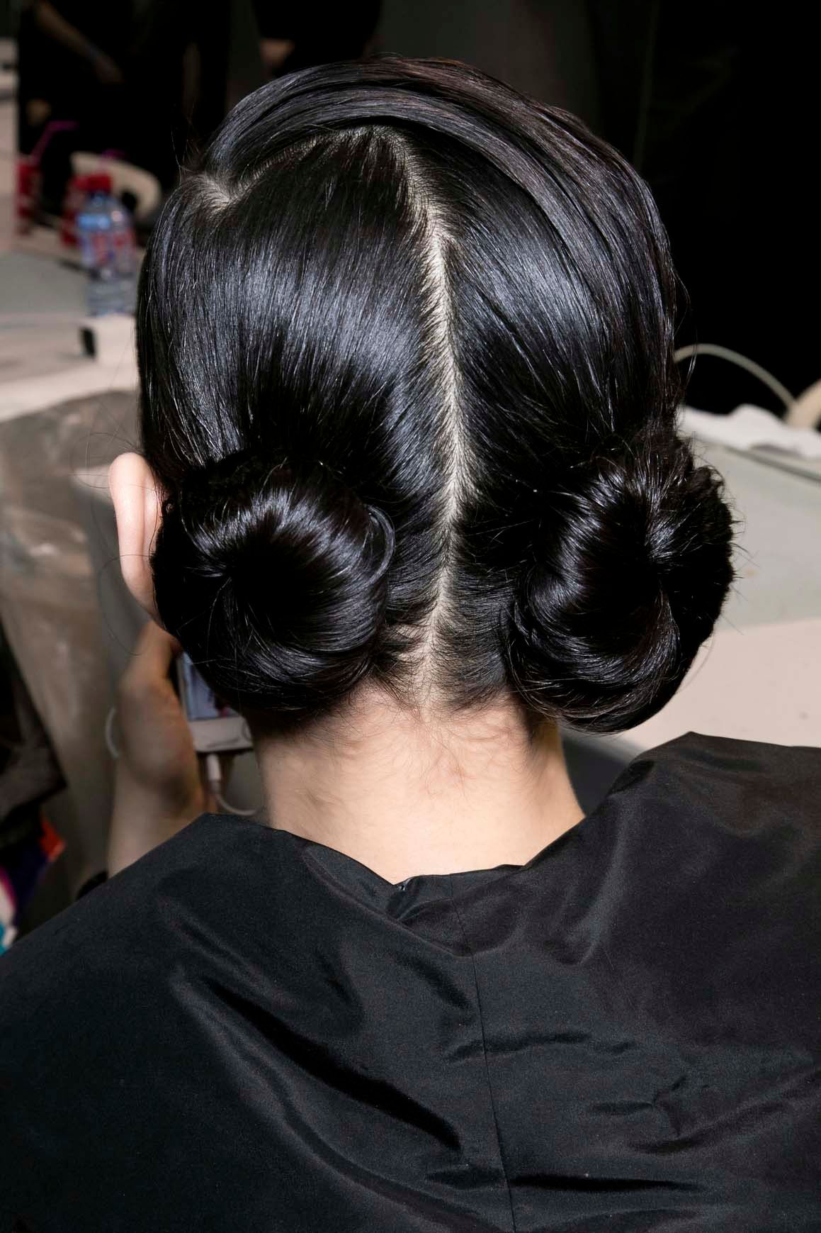 Dengan potongan rambut panjang, kamu tak perlu gunakan donut bun untuk pigtail buns. (Foto: Indigitalimages.com)
