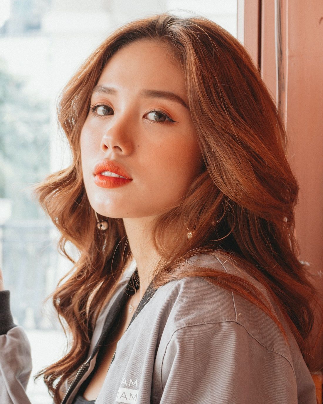 Warna cokelat pirang dengan undertone auburn. (Foto: Shutterstock)