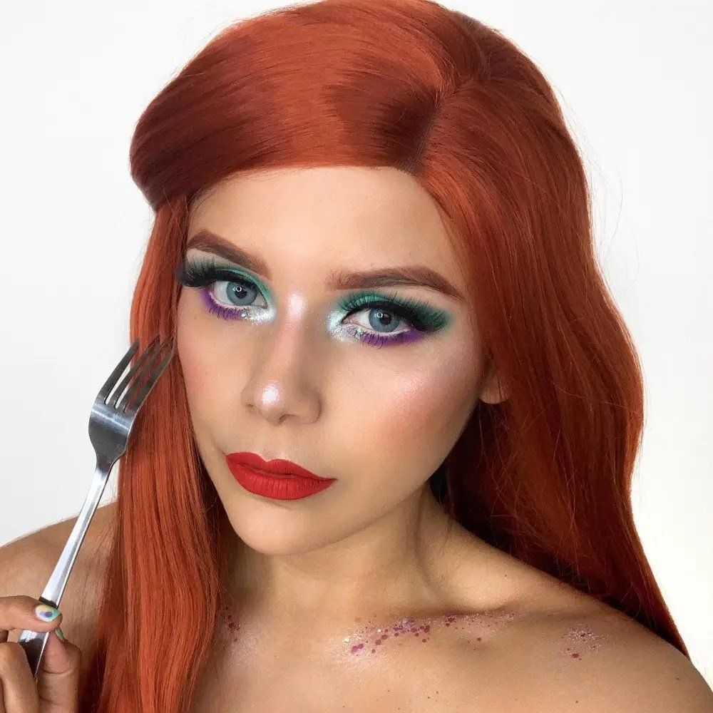 Warna rambut merah khas Ariel dengan makeup yang colorful. (Foto: Insider)
