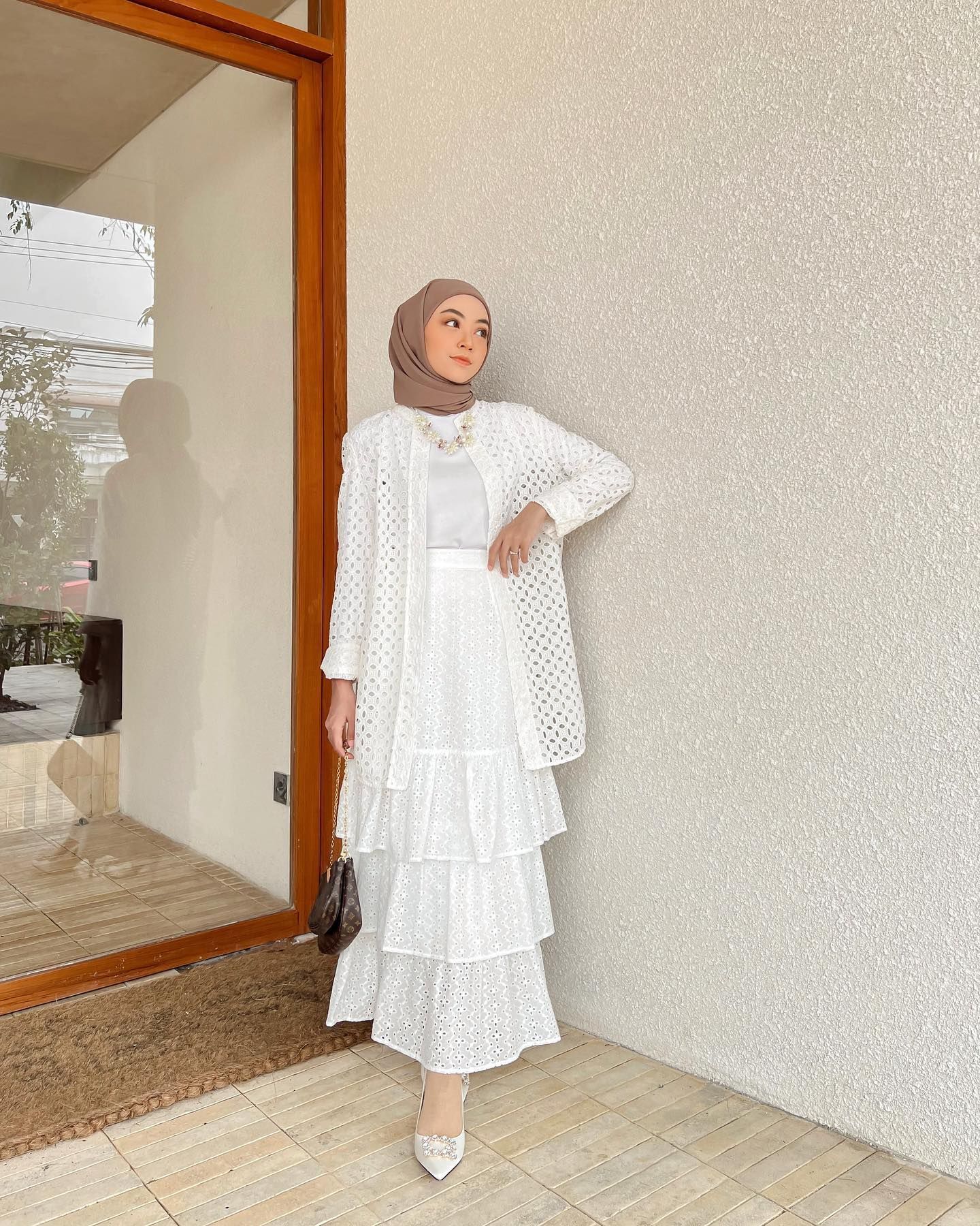 White on white outfit is never failed! (Foto: Instagram.com/meiraniap)