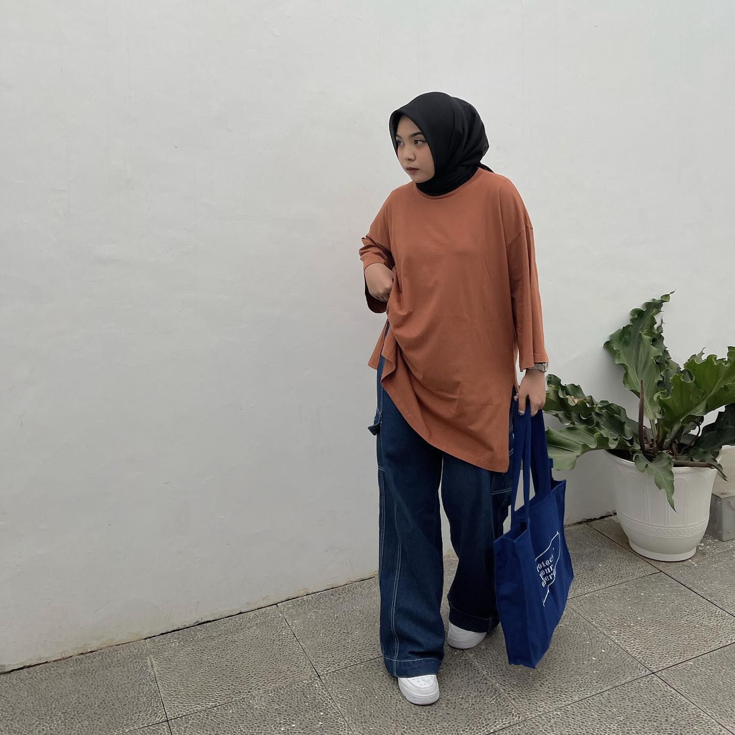 Upgrade gaya ootd denim hijab kamu dengan cargo jeans. (Foto: Instagram.com/s.sraaa)