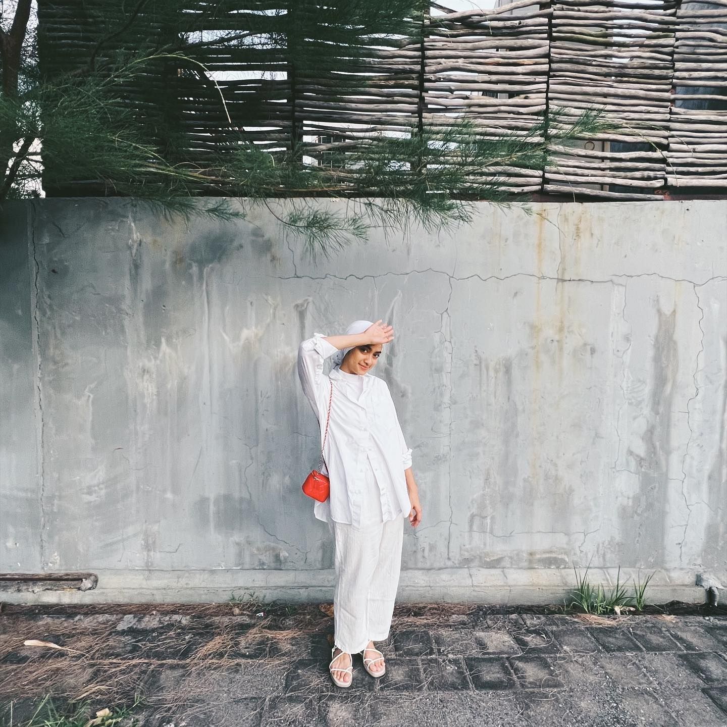 White on white sebagai OOTD simple hijab. (Foto: Instagram/ayudiac)