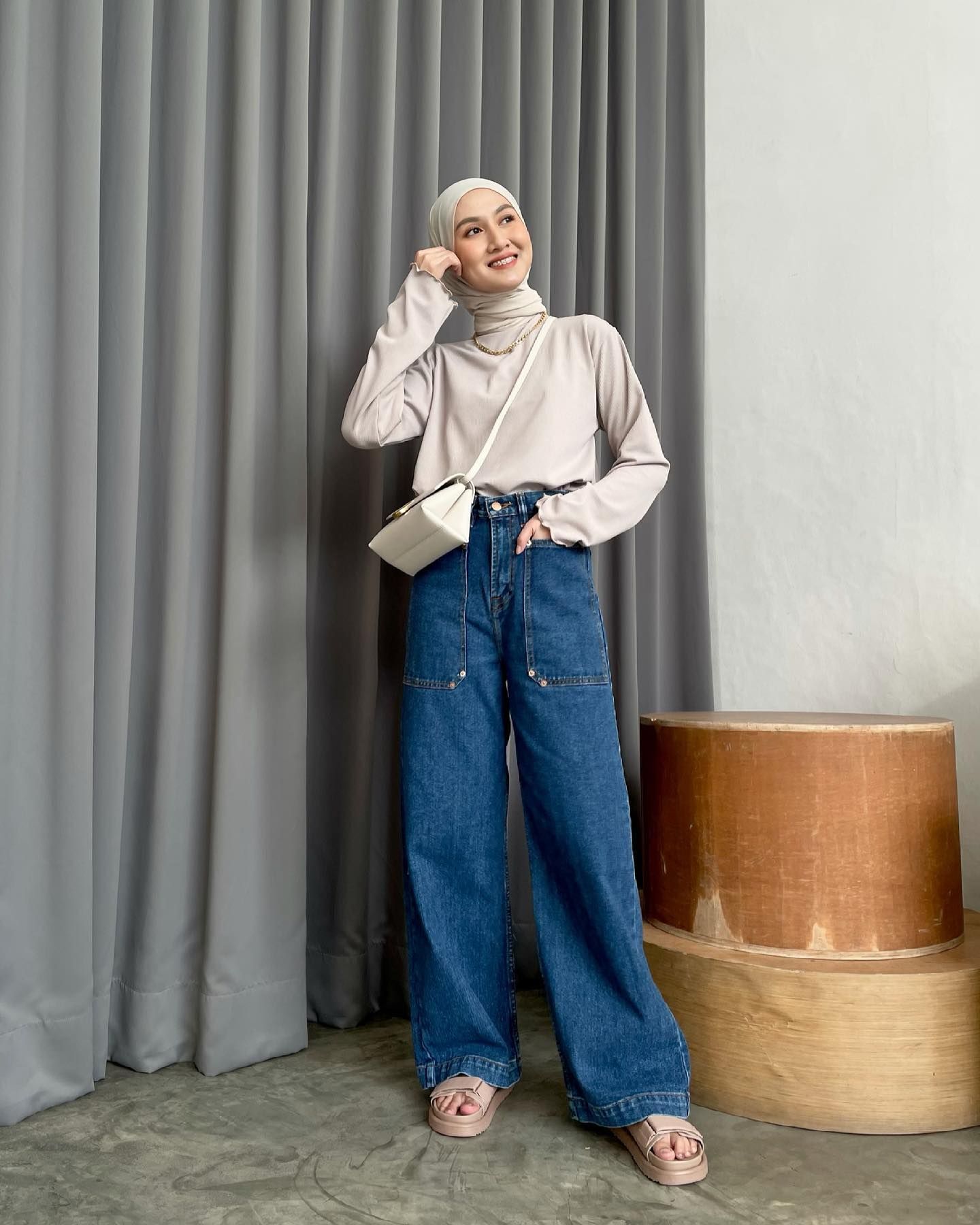 Kasual tapi stylish kenakan celana kulot jeans. (Foto: Instagram.com/inasrana)