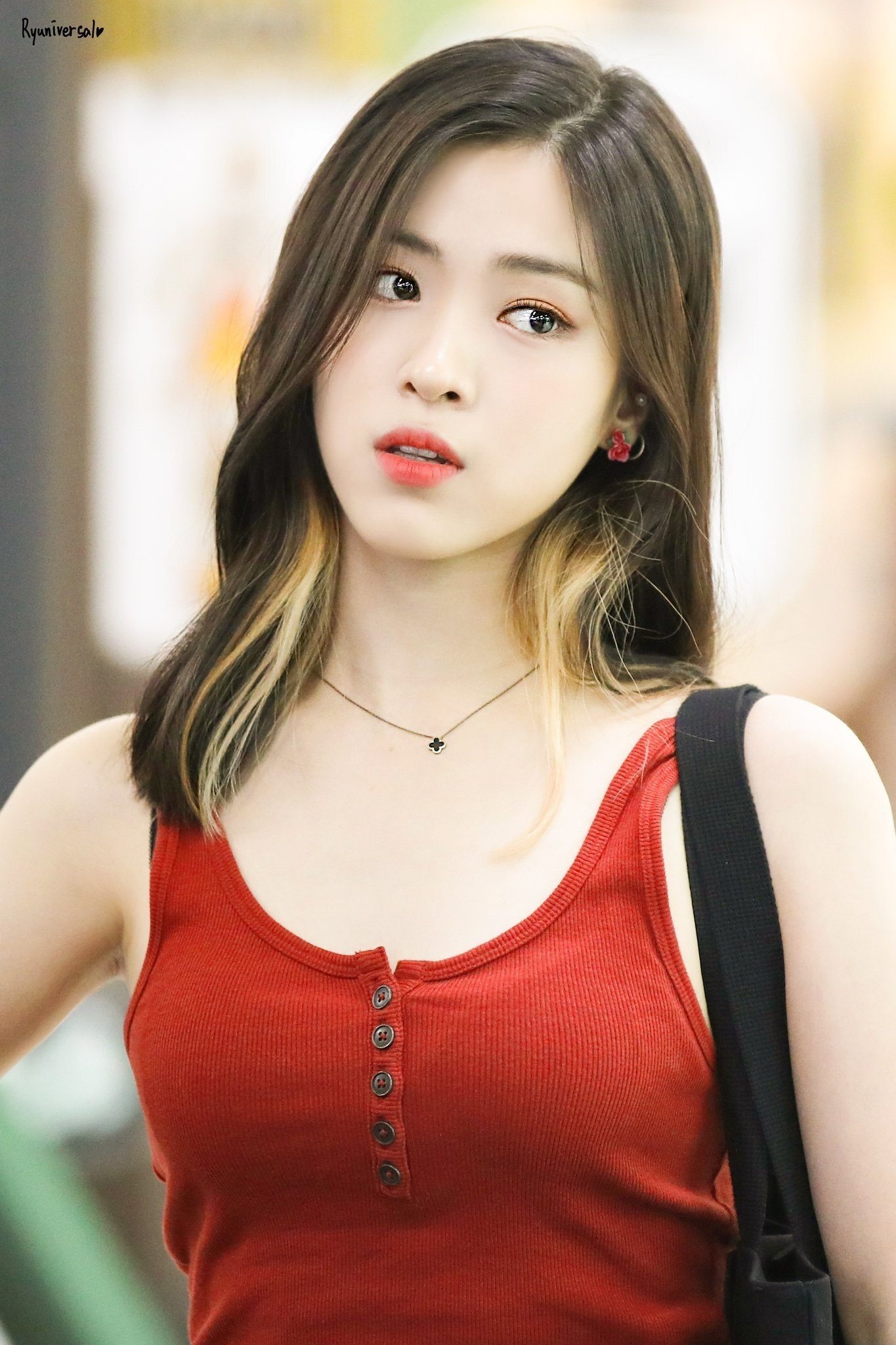 Coba trend peekaboo bisa dengan mengandalkan bleaching saja seperti Ryujin ITZY. (Foto: Ryuniversal)