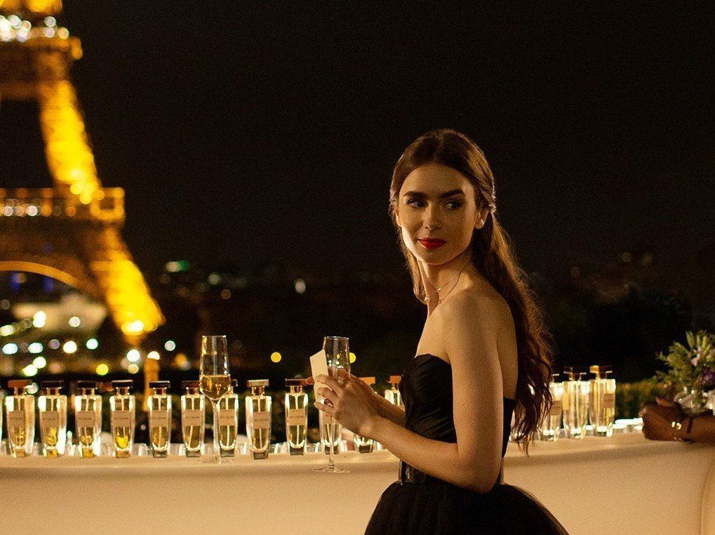 Salah satu momen paling ikonik dari serial Emily In Paris. (Foto: Netflix)