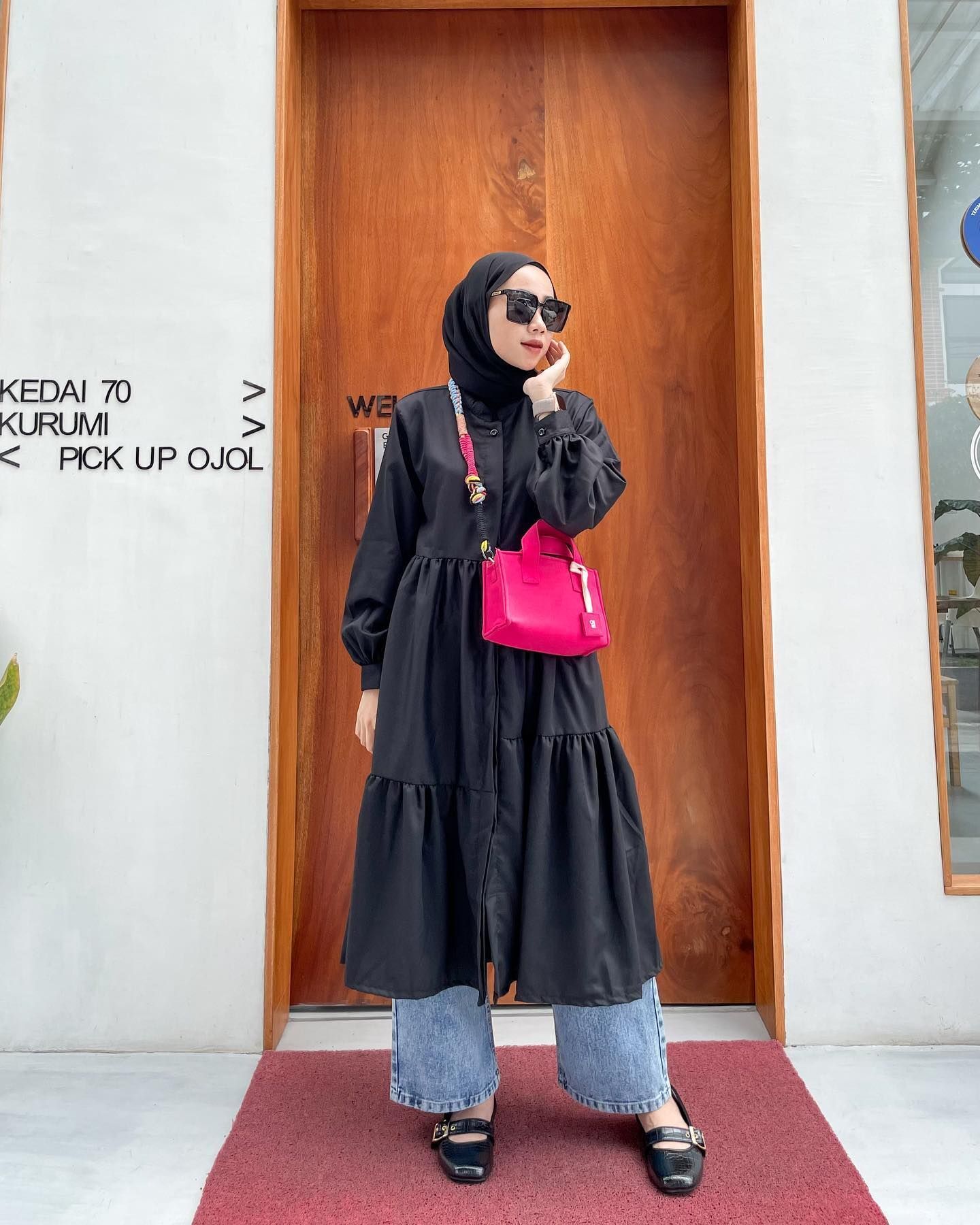 Tampil dengan gaya semi-formal kenakan celana kulot jeans dan midi dress. (Foto: Instagram.com/delaaayuu)