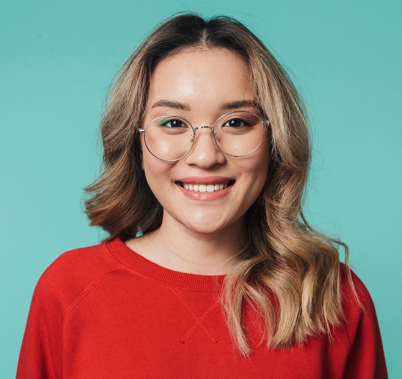 Warna rambut ombre coklat pirang dengan nuansa ash brown. (Foto: Shutterstock)