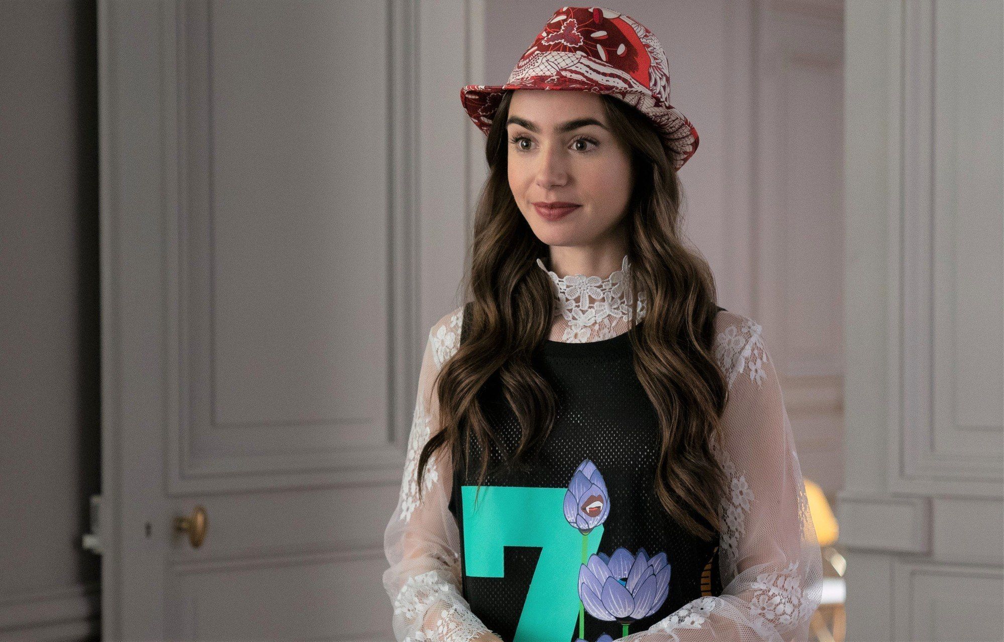 Emily sering mengenakan bucket hat warna-warni. (Foto: Netflix)