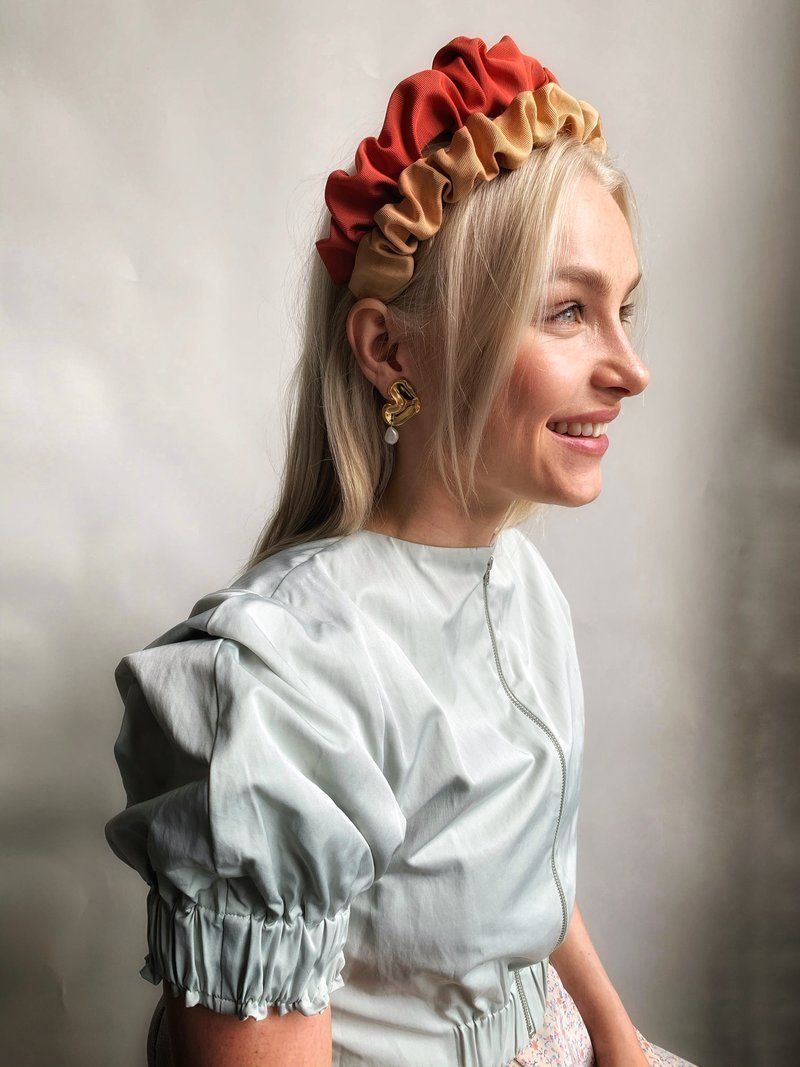 Salah satu trend model rambut wanita: pakai headband dengan desain scrunchies! (Foto: Pinterest)