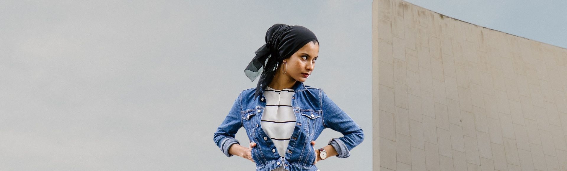 22 Ide Padu Padan Hijab dengan Jeans dan Denim, Anti Gagal!