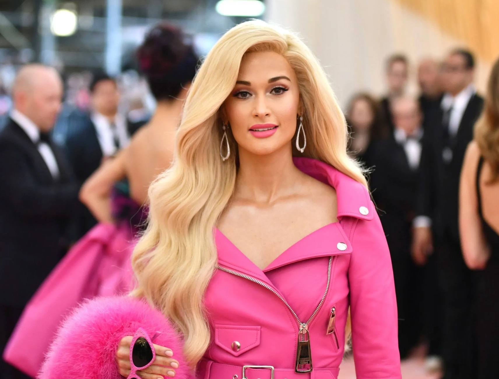 Rambut blonde dan sentuhan makeup pink a la Barbie. (Foto: Grazia)