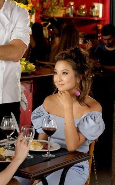 Voluminous ponytail ini bisa jadi trik untuk menciptakan ilusi rambut yang lebih tebal. (Foto: Netflix)